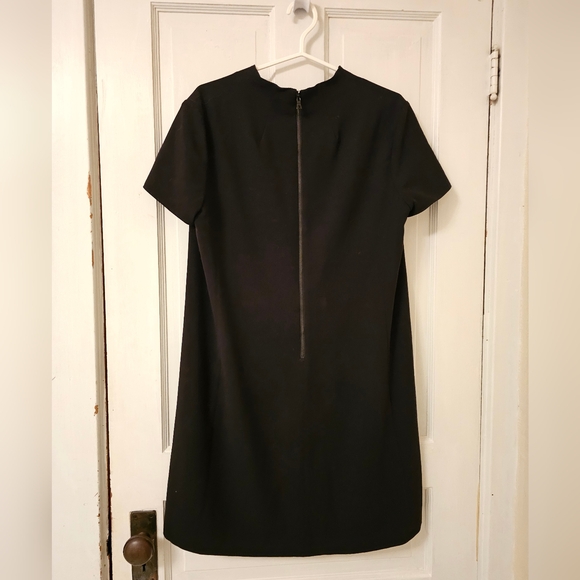 Alice + Olivia Barry' Short Sleeve V-Neck Boxy Shift Dress - Picture 7 of 8